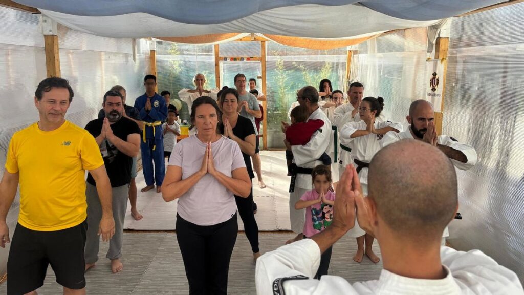 Sessão de prática no dojo, com foco na técnica e disciplina.