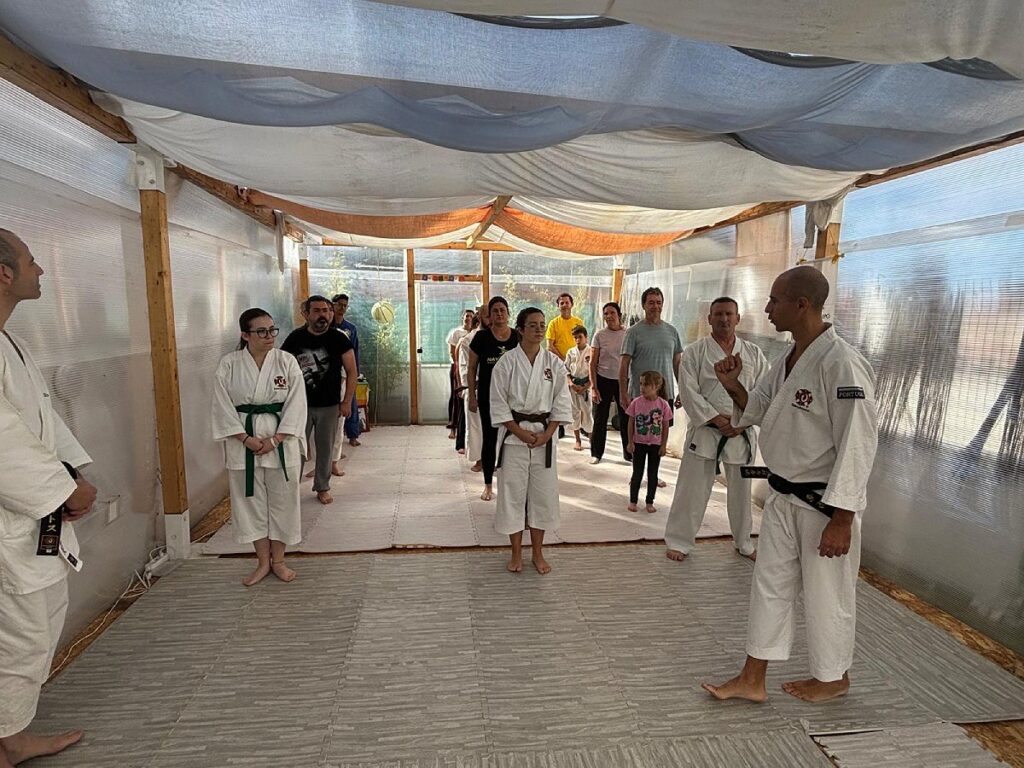 Alunos do SK Estoril em treino de Shorinji Kempo, focados na técnica e postura.